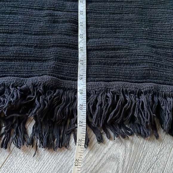 Anthropologie Akemi+ Kin frayed edge with fringe accent, black, BoHo poncho top - Picture 6 of 9